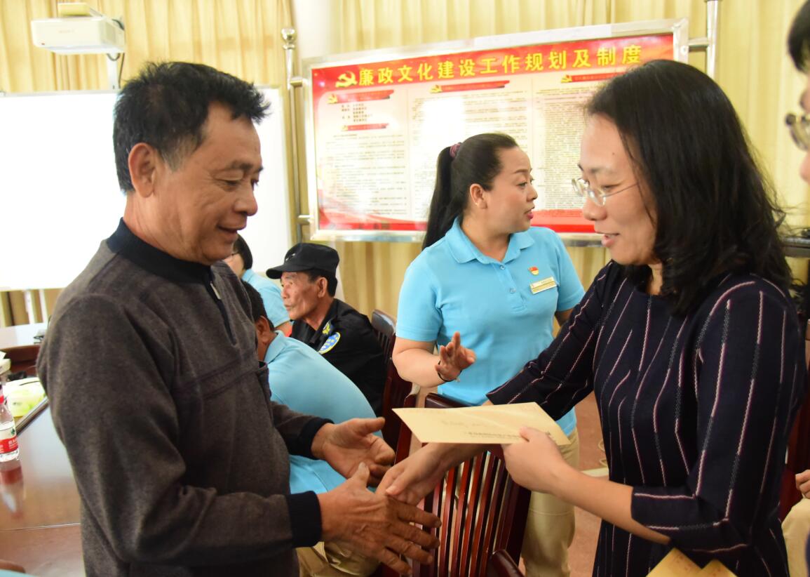 市國資委黨委書記、主任周春華走進(jìn)天涯海角景區(qū)慰問困難黨員.jpg